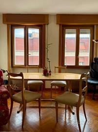 Tavolo soggiorno con sedie 