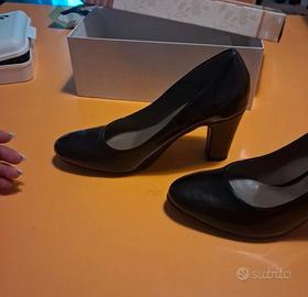 Scarpe nere lucide