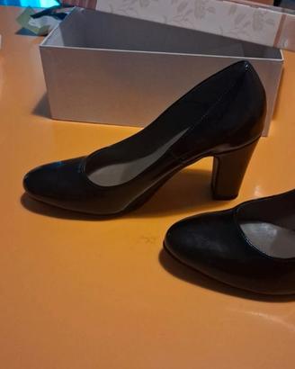 Scarpe nere lucide