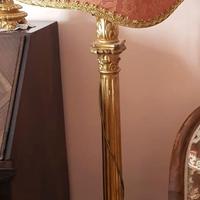 Candeliere in legno intagliato con lampada