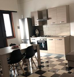 Cucina completa con tavolo e sedie