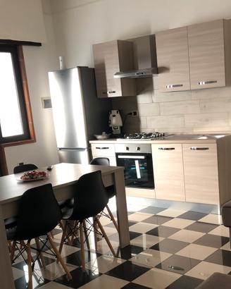 Cucina completa con tavolo e sedie