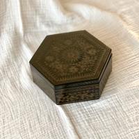 Scatola esagonale legno laccata nero e oro