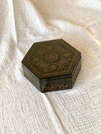 Scatola esagonale legno laccata nero e oro