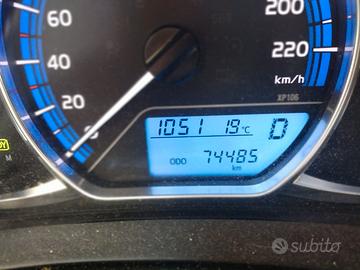 Toyota Yaris 1.5 Hybrid 2015  74.500 km