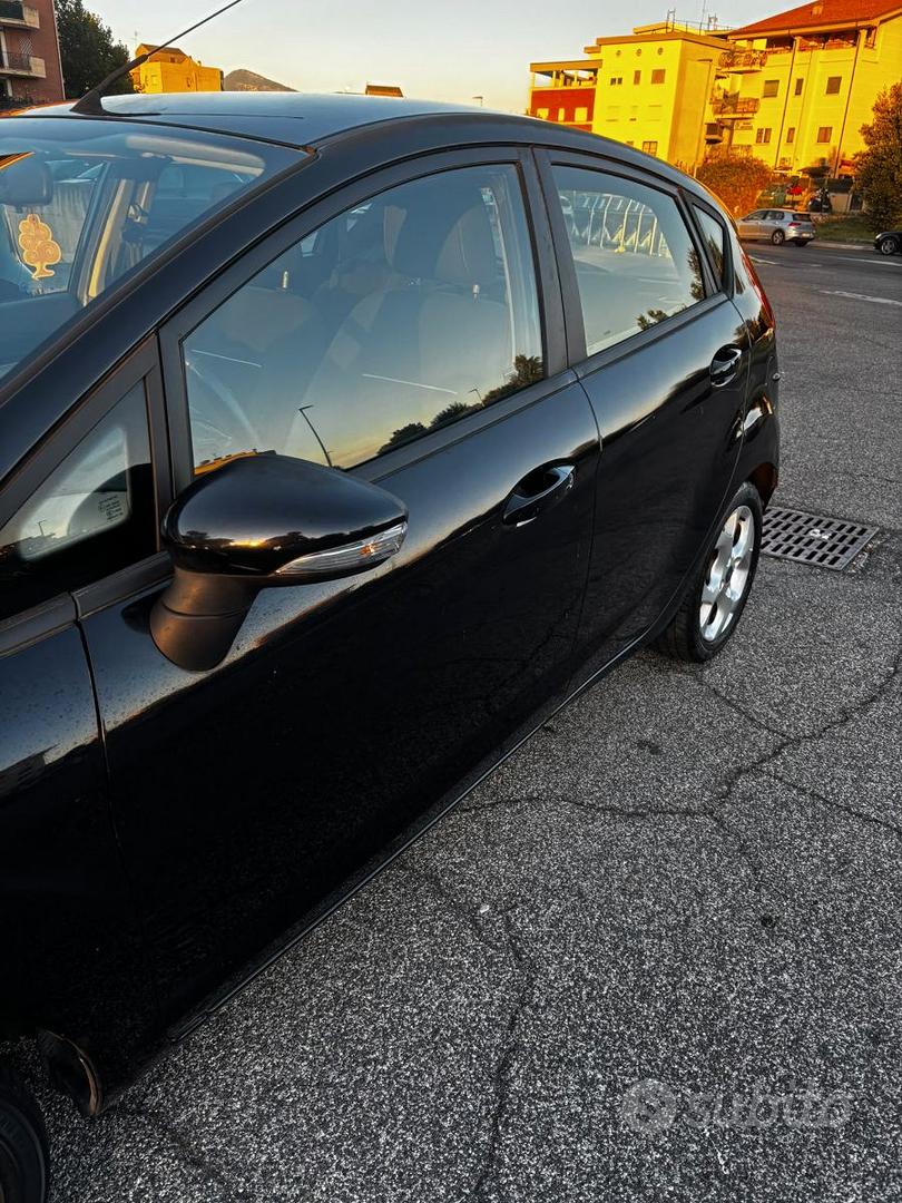 Ford Fiesta 2011 photo 2