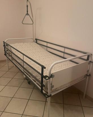 Letto da degenza elettrico con sponde e alzamalati