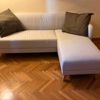 Divano IKEA con chaise longue – colore chiaro