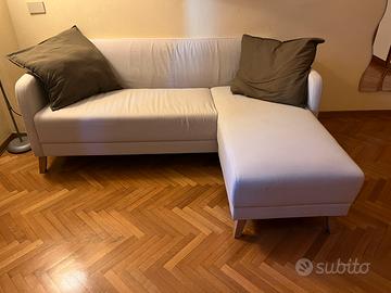 Divano IKEA con chaise longue – colore chiaro