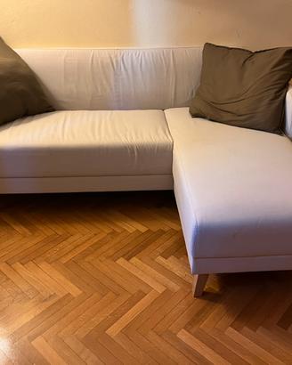 Divano IKEA con chaise longue – colore chiaro