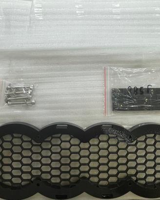Portalogo nido d’ape audi + Logo nero lucido