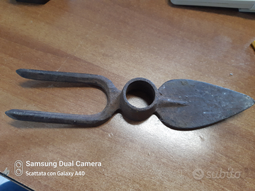 Antico strumento ferreo da lavoro