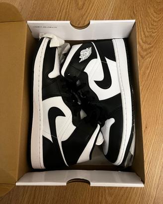 Nike Air Jordan 1 Mid bianche e nere