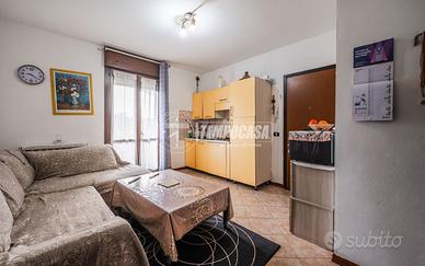 Bilocale con balcone e box auto