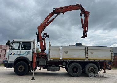 CAMION IVECO 240-26, QL 240 CON GRU, 197 FERRARI
