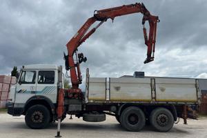 CAMION IVECO 240-26, QL 240 CON GRU, 197 FERRARI