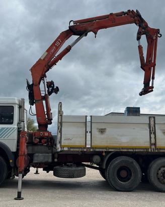 CAMION IVECO 240-26, QL 240 CON GRU, 197 FERRARI