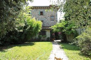 Rustico / Casale di 150 m² con 5 locali a Camaiore