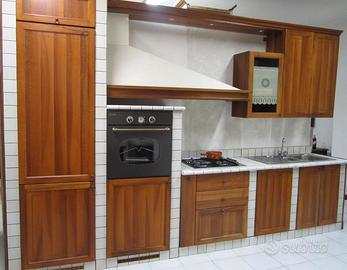 Cucina stile classico in legno