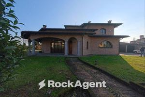Villa di 440 m² con più di 5 locali e box auto a C