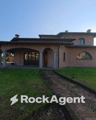 Villa di 440 m² con più di 5 locali e box auto a C
