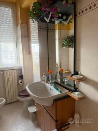 Mobile bagno con lavabo e specchio