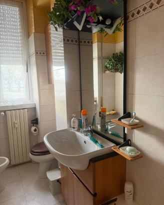 Mobile bagno con lavabo e specchio
