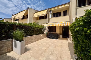 VILLA A SCHIERA A SABAUDIA