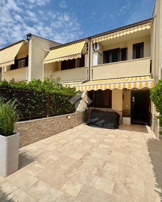VILLA A SCHIERA A SABAUDIA