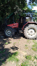 Trattore agricolo con rimorchio motrice e gru per