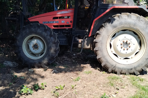 Trattore agricolo con rimorchio motrice e gru per