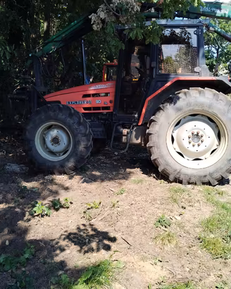 Trattore agricolo con rimorchio motrice e gru per