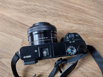 Sony Alpha 6000 con obiettivo originale