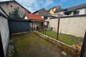 Garage con Deposito e Giardino Privato