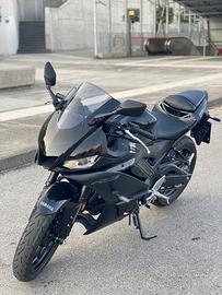moto sportiva Yamaha R3 (2023)