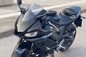moto sportiva Yamaha R3 (2023)