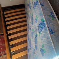 rete singola con doghe di legno  con materasso 