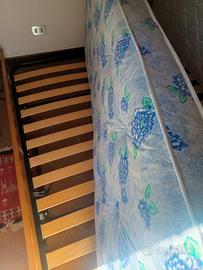 rete singola con doghe di legno  con materasso 