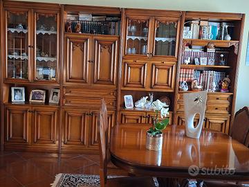 sala da pranzo con tavolo e sedie