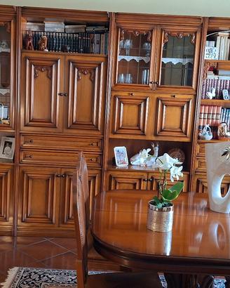 sala da pranzo con tavolo e sedie