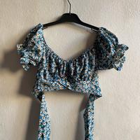 top corto floreale con maniche a sbuffo