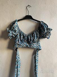 top corto floreale con maniche a sbuffo