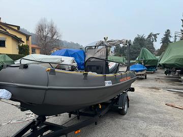 Imbarcazione in polietilene Whaly 500 R