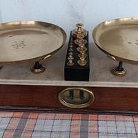 bilancia con piatti e pesi in ottone