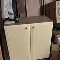 Due mobiletti bagno e un pensile