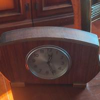 Orologio in legno da comodino