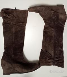 Stivali scamosciati marroni con fiocco n. 38