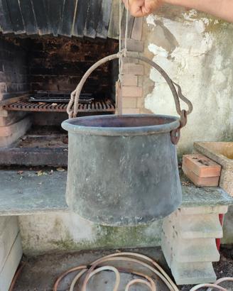 Pentola antica in rame
