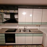cucina lineare con ripiano in granito