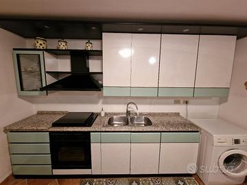 cucina lineare con ripiano in granito